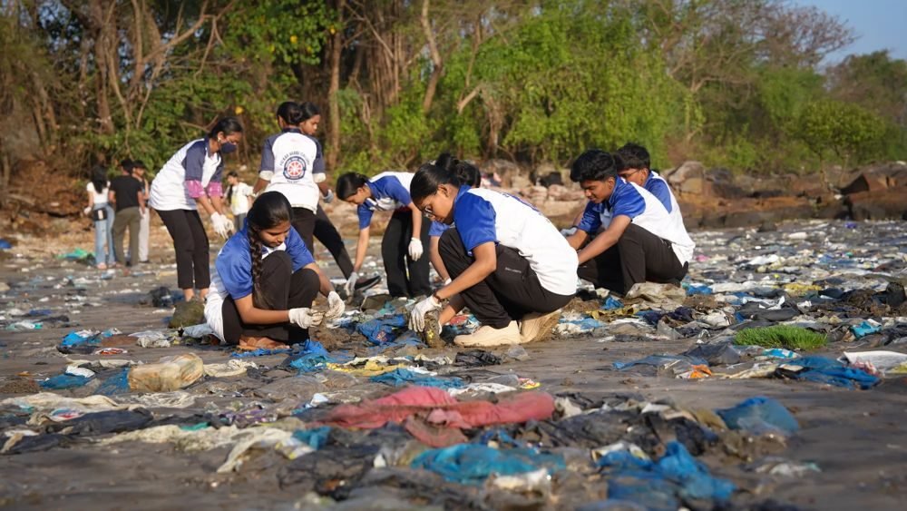 Beach cleanup at Dana Pani Beach, Malad West